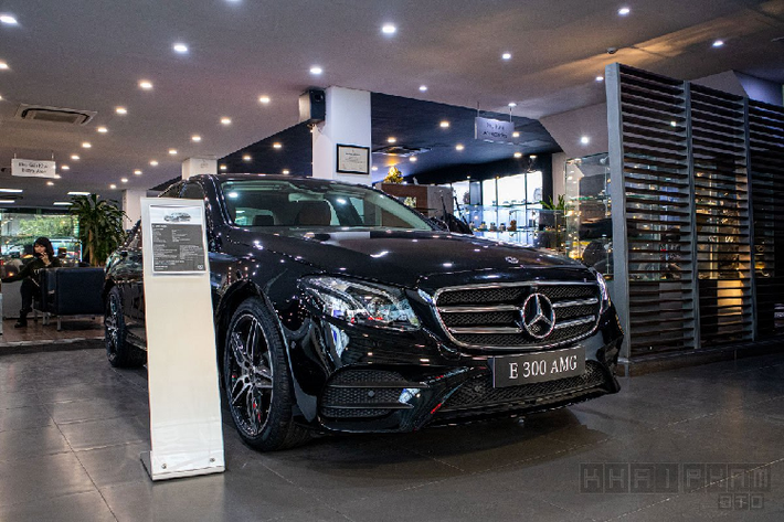 Mercedes-Benz E-Class là dòng xe sedan hạng sang cỡ trung bán chạy nhất thị trường ôtô Việt Nam. Dòng xe này được lắp ráp trong nước và có nhiều lựa chọn phiên bản với mức giá khởi điểm từ 2,13 tỷ đồng. Trong số này, Mercedes-Benz E300 mới là phiên bản đã ngừng phân phối ở Việt Nam một thời gian, sau đó phiên bản mới nâng cấp thì biến thể cao cấp nhất này lại xuất hiện trong danh mục sản phẩm của dòng E-Class.