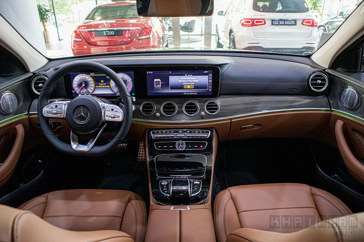Bước vào khoang lái, Mercedes-Benz E300 AMG 2020 có hệ thống đèn viền nội thất đến 64 màu có thể tuỳ chỉnh độ sáng. Tuy nhiên, phần ấn tượng nhất đến từ bảng táp-lô được ốp sợi kim loại và hệ thống màn hình tràn từ sau lái đến hệ thống giải trí. Đây có thể nói là thiết kế ấn tượng nhất của hãng xe Đức trên những dòng sedan và mới được áp dụng cho Mercedes-Benz GLE300D 2020 mới về nước theo dạng tư nhân.