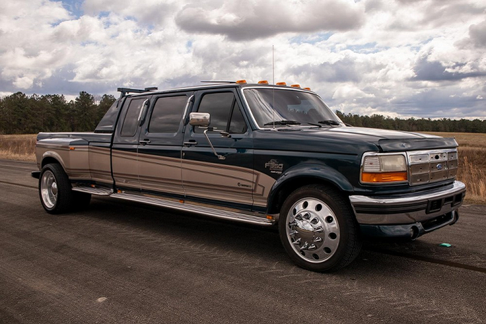 Ngay từ hình thái tiêu chuẩn, các mẫu xe bán tải Ford F-350 vốn đã cực lớn nhưng chiếc Centurion ở đây thậm chí còn lớn hơn thế bởi nó đã được độ bởi Centurion Vehicles với một khoang lái kéo dài, thùng xe gấp ra ngoài, vòm bánh xe loe rộng, một bình nhiên liệu phụ dung lượng 189 lít, và nhiều hơn nữa. Nói một cách ngắn gọn, chiếc xe này thừa sức là một “mái nhà di động” tạm thời.
