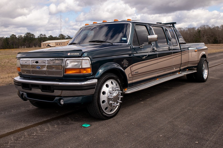 Người Mỹ luôn ưa chuộng những chiếc bán tải to lớn và con quái vật Ford F-350 Centurion 1997 đang được chào bán trên trang Bring A Trailer này chắc hẳn là một trong những chiếc lớn nhất mà chúng ta từng thấy. Không thực sự bất ngờ khi nó đang cư trú tại Texas, một tiểu bang ưa chuộng những chiếc bán tải càng lớn càng tốt.