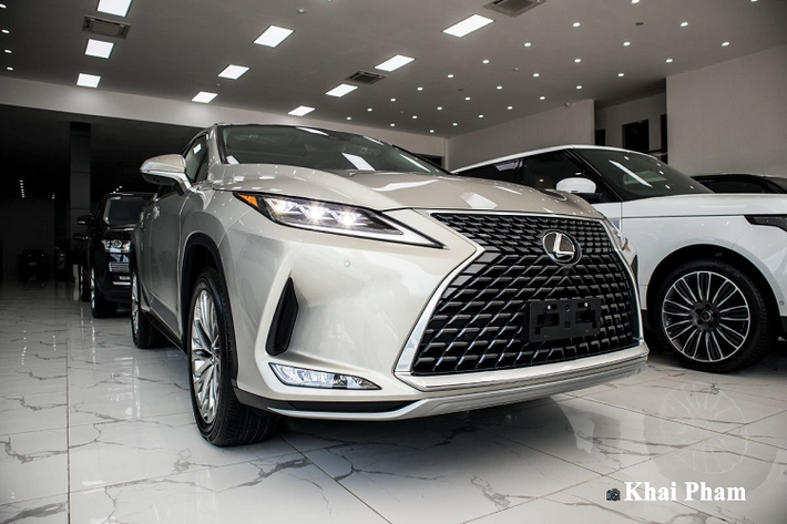 Mới đây, một đại lý tư nhân tại Hà Nội đã nhập khẩu nguyên chiếc mẫu Lexus RX350 2020 mới về nước. Điểm khác biệt lớn nhất trên RX350 2020 nhập Mỹ này so với phiên bản chính hãng đang bán ra tại Việt Nam là trang bị cửa sổ trời toàn cảnh Panorama chỉnh điện, trong khi hàng chính hãng chỉ có cửa sổ trời trước.
