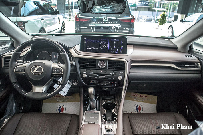 Ngoài những khác biệt trên, mẫu xe sang Lexus RX350 2020 bản nhập tư nhân vẫn duy trì ngoại thất thể thao với những đường nét góc cạnh. Đầu xe là cụm lưới tản nhiệt hình con suốt vân kim cương 3D đặc trưng, đây là cải tiến của phiên bản nâng cấp mới nhất trên dòng RX. Trung tâm là logo thương hiệu cùng camera quan sát phía trước trong gói camera 360 độ.