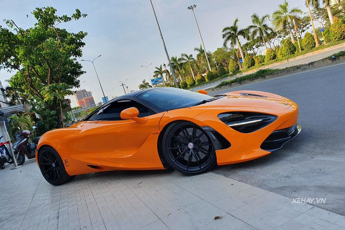 Vì là một mẫu xe thể thao sang trọng đến từ Anh Quốc nên không lạ lẫm khi siêu phẩm McLaren 720S sở hữu một không gian nội thất tràn ngập da cao cấp, da lộn và sợi carbon. Không những thế, để phục tụ tối đa cho sự thư giãn của người lái, McLaren 720S còn được trang bị cả hệ thống âm thanh 12 loa "hàng hiệu" Bower&Wilkins...