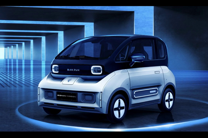 Giá xe Baojun E300 2020 mới dự tính sẽ là khoảng 60.000 – 70.000 nhân dân tệ sau ưu đãi tại Trung Quốc (tương đương 202 – 236 triệu đồng) theo tỉ giá chuyển đổi hiện tại.