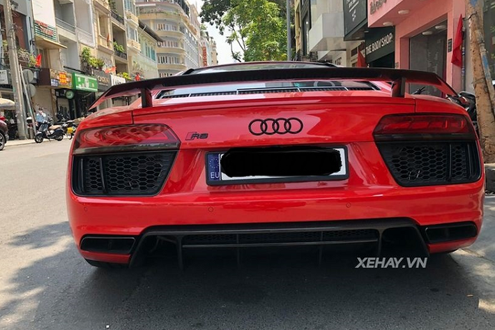 Phía sau xe gây ấn tượng với những đường nét mạnh mẽ, cánh gió sợi carbon cùng những khe khuếch tán bên dưới cản sau.
