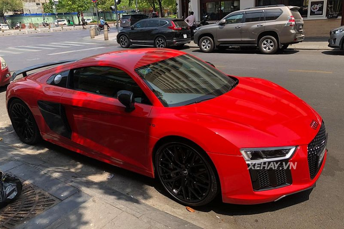 Nổi bật ngay từ màu sơn đỏ tươi, chiếc siêu xe Audi R8 V10 Plus này luôn là tâm điểm gây chú ý mỗi lần xuất hiện trên phố, siêu xe mang phong cách thể thao đầy cuốn hút.