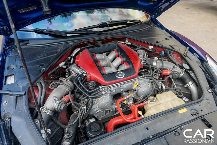 Chi tiết còn lại đã được chủ nhân nâng cấp cho chiếc Nissan GT-R R35 của mình chính là hệ thống ống xả, có lẽ vì chưa hài lòng với âm thanh nguyên bản nên anh đã lựa chọn hệ thống ống xả Armytrix trị giá lên đến hàng trăm triệu Đồng cho xe. Hệ thống ống xả mới với 4 họng xả được làm từ vật liệu titanium có khả năng đổi màu ở nhiệt độ cao, đi cùng với đó là âm thanh phát ra vô cùng ấn tượng và không kém phần uy lực.