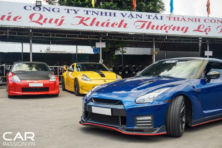 Tiến vào bên trong, khoang nội thất của xe có thiết kế đơn giản với không nhiều chi tiết. Nissan GT-R R35 là mẫu xe coupe 2+2 với ghế trước có thiết kế thể thao, hàng ghế phía sau phù hợp với những người có vóc dáng nhỏ. Điểm nhấn trong cabin là vô-lăng 3 chấu tích hợp các nút bấm hỗ trợ người lái, phía sau là lẫy chuyển số và một bảng đồng hồ tốc độ dạng analog. Ngoài ra, chủ nhân còn nâng cấp thêm cho xe một màn hình cảm ứng Android để có thể dễ dàng điều khiển các chức năng tiện ích trên xe.