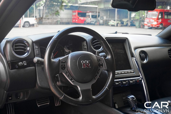 Chưa dừng lại ở đó, hội trưởng RS Turbo còn thay thế bộ mâm nguyên bản bằng chi tiết “hàng hiệu” đến từ Vossen có đường kính 20 inch. Bộ mâm đa chấu mới thuộc dòng Hybrid Forged Series có tên là VFS-1 được sơn màu xám chì khá lạ mắt, ẩn bên trong là cùm phanh Brembo sơn đỏ nổi bật, kết hợp với đĩa phanh mới được thay thế.