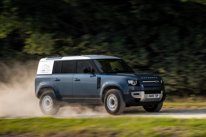 Land Rover công bố khả năng kéo của xe lên đến 3.500 kg với tính năng Intelligent Advanced Tow Assist giúp người lái có thể đánh lái bộ rơ-moóc phía sau thông qua một cụm điều khiển đặt tại bảng điều khiển trung tâm. Để tối đa khả năng chở hàng, hàng ghế thứ hai và thứ ba của Defender được loại bỏ và xe sẽ chỉ còn lại hai chỗ ngồi. Khách hàng mua xe cũng có thể lựa chọn thêm một ghế gập dành cho người thứ ba.