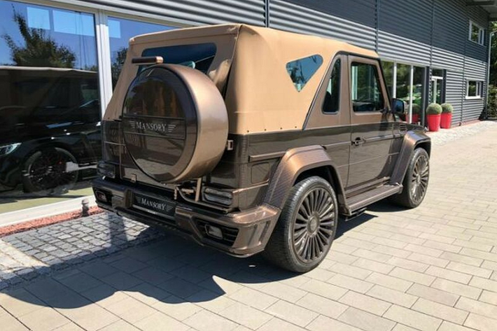 Nội thất của G500 Cabrio Mansory “Speranza” cũng mới mẻ và thể thao hơn nhờ tông màu kép - kết hợp da màu sáng và nâu sẫm, cùng với các ghế ngồi thể thao có logo Mansory.