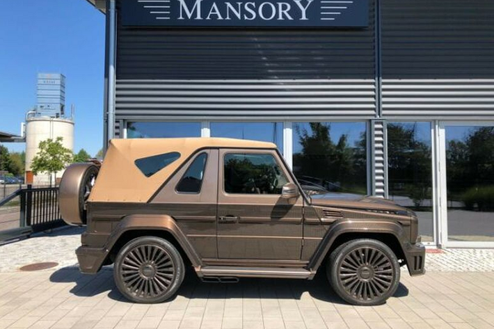 Tất nhiên, chiếc SUV sở hữu rất nhiều bộ phận hậu mãi của Mansory, bao gồm sơn ngoại thất tùy chỉnh, bộ kit widebody với các vòm bánh xe loe rộng, cản trước mới, nắp ca-pô sửa đổi tích hợp thêm hốc hút gió lớn ở chính giữa.