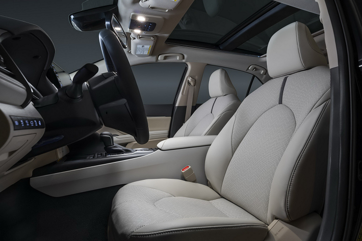 Các phiên bản và động cơ của Toyota Camry 2021: 3 phiên bản máy V6: XLE, XSE và TRD; 5 phiên bản máy 4cyl 2.5L; cầu trước (FWD): LE, XLE, SE, SE Nightshade, XSE; 5 phiên bản máy 4cyl 2.5L; dẫn động bốn bánh (AWD): LE, XLE, SE, SE Nightshade, XSE. 4 phiên bản máy 4cyl 2.5L Hybrid: LE, XLE, SE, XSE (mới). Cụ thể, phiên bản động cơ 4cyl dung tích 2.5L Dynamic Force tiêu chuẩn sẽ công suất 203 mã lực và mô-men xoắn cực đại 250Nm; và hiệu suất cao hơn 206 mã lực và và mô-men xoắn cực đại 252Nm trên phiên bản XSE.