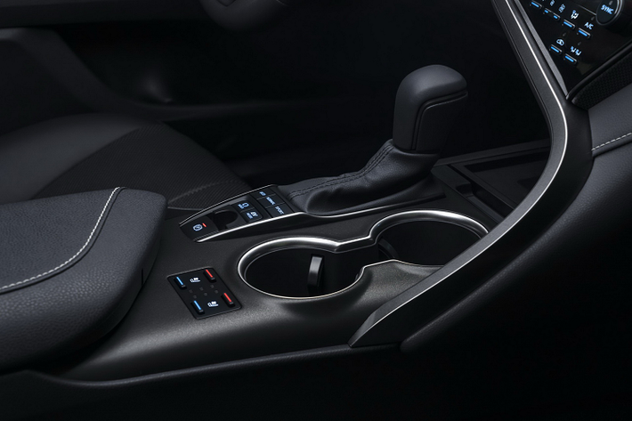 Hệ thống cảnh báo và can thiệp trước va chạm mới trên Camry 2021 cũng có thể phát hiện các phương tiện hoặc người đi bộ khi xe rẽ trái ở ngã tư, theo đó xe sẽ phát ra âm thanh/ hình ảnh để cảnh báo, và kích hoạt phanh tự động (trong một số điều kiện nhất định).