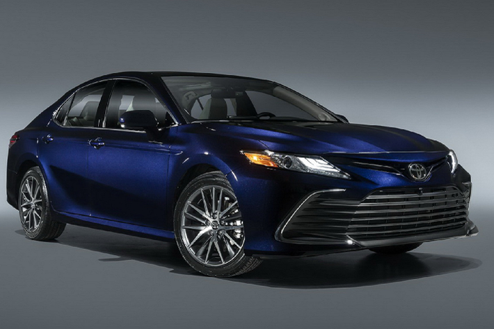 Camry đã và đang là dòng xe bán chạy hàng đầu trong phân khúc sedan hạng D cỡ trung ở nhiều thị trường, trong đó có thị trường lớn là Bắc Mỹ. Bước sang tuổi 37, tất cả các phiên bản Toyota Camry 2021 mới cũng được bổ sung thêm màn hình đa phương tiện mới có kích thước 7 inch hoặc 9 inch, trang bị tiêu chuẩn gói an toàn Toyota Safety Sense 2.5+.