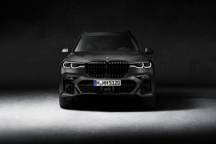 Trong lúc chưa thấy bóng dáng BMW X7 M, các hãng độ như Alpina được kỳ vọng sẽ phát triển thêm bản đặc biệt lấp khoảng trống. Thế nhưng, Alpina chưa kịp làm điều đó thì BMW X7 Dark Shadow Edition 2021 mới phiên bản đặc biệt đã lộ diện.