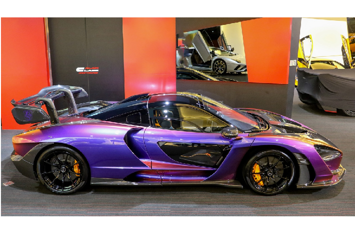 Chiếc Mclaren Senna này sở hữu ngoại thất được sơn màu Ceberus Pearl độc đáo. Màu sơn này có màu chủ đạo là tím và có thể ngả sang cam, xanh dương tùy theo từng góc nhìn khác nhau. Ngoài ra, phần phân xe chính giữ chỉ được phủ bóng, để lộ hoàn toàn phần sợi carbon tạo nên phần thân xe bên ngoài. Nhiều chi tiết khác trên xe cũng được để lộ sợi carbon như khoang động cơ phía sau, cản trước, ốp gương, khuếch tán sau và cánh gió cố định cỡ lớn.