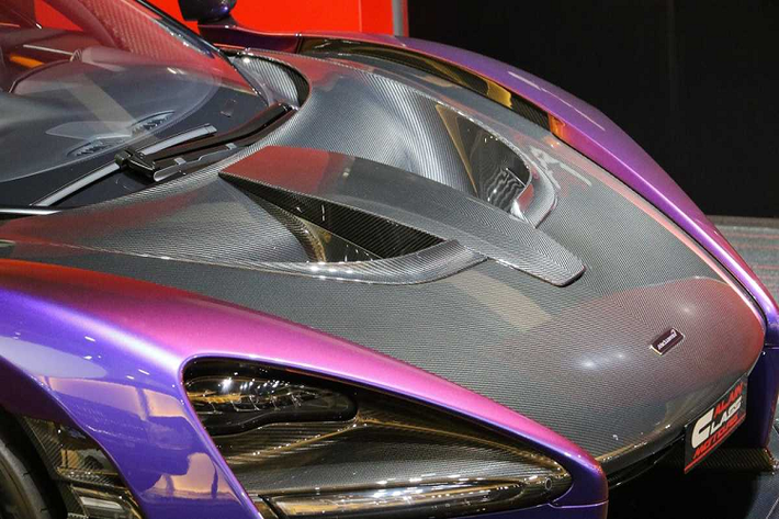 Trên Senna, Mclaren lần đầu sử dụng phong cách thiết kế dựa vào công năng. Nói đơn giản, từng chi tiết của chiếc siêu xe này đều sẽ phục vụ cho việc tối ưu hóa luồng không khí qua xe một cách triệt để, khiến chiếc xe có thể đi nhanh nhất trên đường đua. Với kiểu thiết kế này, Senna đã phải nhận không ít ý kiến trái chiều vì cho rằng nó quá rườm rà, tuy nhiên, chiếc xe lại thể hiện mình tốt hơn khi hiện đang là một trong những chiếc xe thương mại nhanh nhất tại các đường đua trên toàn thế giới.