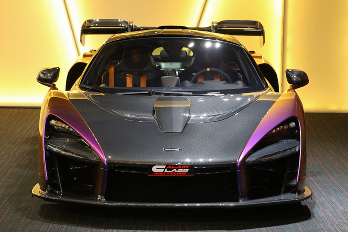 Là một trong chỉ 500 chiếc Mclaren Senna được sản xuất, chiếc Mclaren Senna chuẩn bị cập bến Việt Nam còn được cá nhân hóa đặc biệt bởi bộ phận chuyên đảm trách việc tạo ra những chiếc đặc biệt – MSO (Mclaren Special Operation) của hãng siêu xe đến từ Anh Quốc. Với việc chiếc được can thiệp bởi MSO, khách hàng sẽ có thể sở hữu những tùy chọn, những cách phối màu khiến chiếc xe trở nên khác biệt so với 499 chiếc Mclaren Senna còn lại trên thế giới.