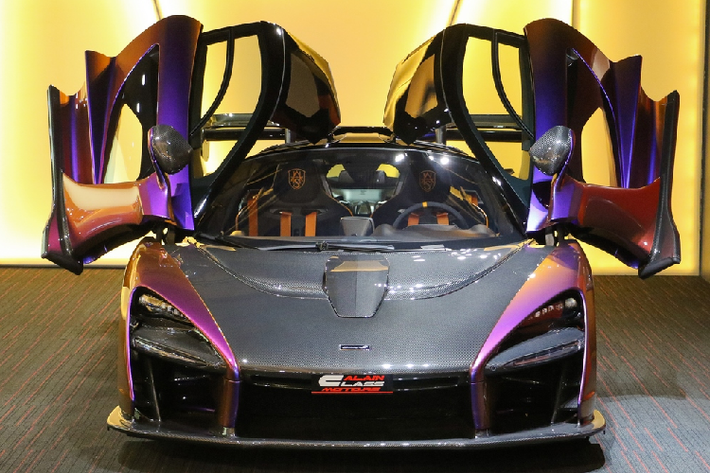 Khi ra mắt vào cuối năm 2017, Mclaren công bố giá bán khởi điểm dành cho 500 khách hàng may mắn mua được xe ở thời điểm đó là 837.000 USD. Không lâu sau, giá siêu xe Mclaren Senna đầu tiên được xuất xưởng đã liên tục bị đội giá, có khi đã đạt đỉnh điểm trên 2 triệu USD (khoảng 23 tỷ đồng). Nhưng khi đến Thái Lan, nó được một số trang tin ở Thái đồn đoán có giá lên đến 153 tỷ đồng, tức gấp 6 lần giá xe tại Mỹ.