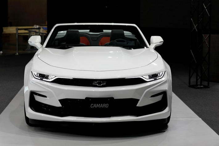 Được xây dụng trên nền tảng thế hệ thứ 6 của dòng xe này, Camaro SS sẽ được trang bị động cơ V8 dung tích 6,2 lít sản sinh công suất cực đại 447 mã lực và mô-men xoắn cực đại 617 Nm, tuy nhiên xe sẽ chỉ được trang bị kèm với hộp số tự động 10 cấp.