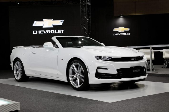 Bên cạnh bản Heritage Edition, Chevrolet cũng giới thiệu đến thị trường Nhật Bản phiên bản nâng cấp giữa vòng đời của mẫu xe cơ bắp này.