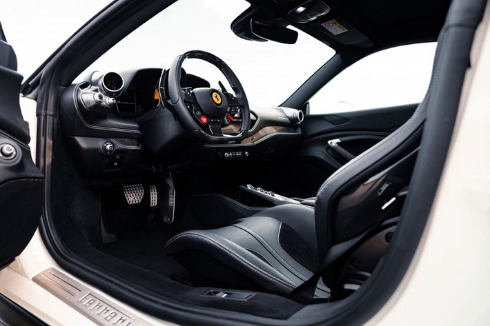 Bên trong Ferrari F8 Tributo độ Novitec, khách hàng có thể tùy chọn các gói trang trí nội thất làm từ da Alcantara cao cấp với nhiều màu sắc khác nhau. Chi phí cho các phần nâng cấp này không được Novitec công bố chi tiết.