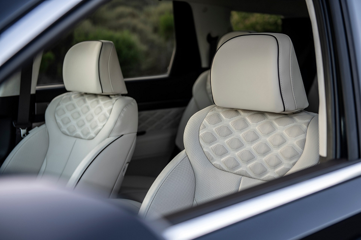 Về động cơ, Hyundai Palisade Calligraphy tại Mỹ sử dụng động cơ V6 3.8L, cho công suất 295 mã lực và mô-men xoắn cực đại 355 Nm. Kết hợp với nó là hệ dẫn động tiêu chuẩn tất cả các bánh AWD và hộp số tự động 8 cấp.