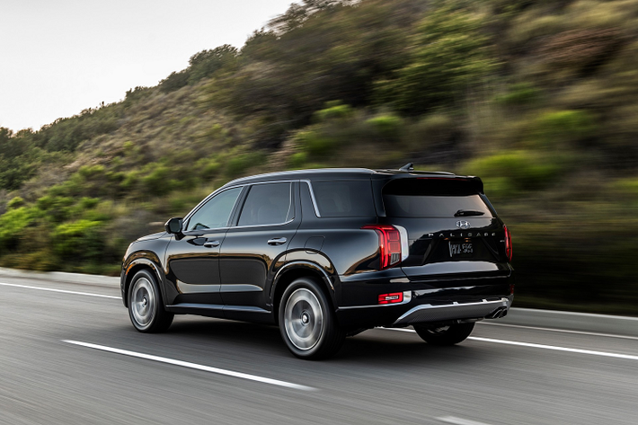 Hyundai Palisade là mẫu xe 7 chỗ bán rất chạy của hãng xe Hàn. Từ đợt ra mắt lần đầu từ tháng 12/2018 nhưng Hyundai đã nhận hơn 20.000 đơn đặt hàng Palisade tại thị trường nội địa. Doanh số tích lũy xe trong năm 2019 đạt 52.299 chiếc, hơn cả Venue, Kona hay Tucson.