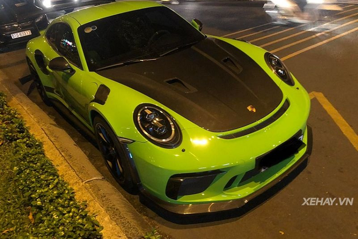 Cung cấp sức mạnh cho Porsche 911 GT3 RS là khối động cơ hút khí tự nhiên dung tích 4.0L 6 xi-lanh, sản sinh công suất 520 mã lực và mô-men xoắn cực đại 470 Nm. Nhờ hộp số ly hợp kép 7 cấp, xe có thể tăng tốc 0-100 km/h trong 3,2 giây trước khi đạt tốc độ tối đa 312 km/h. Giá xe Porsche 911 GT3 RS được niêm yết ở mức hơn 17 tỷ đồng.