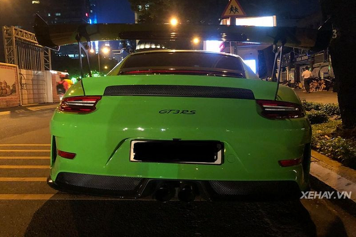 Chiếc xe nổi bật với phần nắp ca-pô dài cộng thêm 2 khe hút gió đặt dọc và nhiều đường gân dập nổi khỏe khoắn, vì được nâng cấp gói độ TechArt Carbon Sport Package nên nắp ca-pô cùng viền hốc gió trước, ốp sườn, viền hốc hút gió bên hông, cánh gió sau và nắp động cơ đều đã được thay thế, không còn ở dạng nguyên bản.