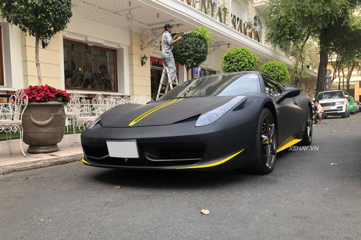 Siêu xe Ferrari 458 chắc hẳn là một mẫu siêu xe không còn xa lạ với hầu hết dân mê và chơi xe tại Việt Nam. Tuy nhiên, để bắt gặp mẫu 458 phiên bản Spider trên đường phố lại là điều quá đỗi khó khăn. Lý do có lẽ khá đơn giản khi thực tế, trên cả nước hiện nay mới chỉ có 2 chiếc 458 Spider và cả 2 đều đang định cư ở Sài Gòn.