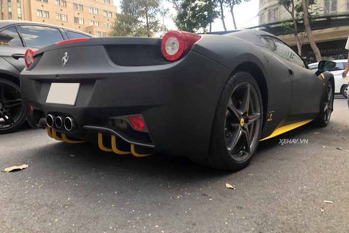 Theo nhà sản xuất siêu xe nước Ý, mẫu xe 458 Spider chỉ mất 14 giây để đóng/mở bộ mui cứng nặng 25 kg. Ngoài ra, siêu xe này có thể đóng/mở mui ngay cả khi xe đang chạy.