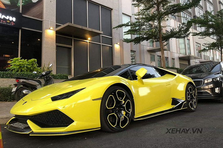 Được biết, siêu phẩm Lamborghini Huracan độ Vorsteiner này vốn sở hữu màu cam nguyên bản từ khi về nước vào năm 2016 nhưng sau đó đã được vị đại gia Sài Thành thay đổi nước sơn, cùng một số chi tiết ngoại thất, ví dụ như bộ lip trước bằng sợi carbon.