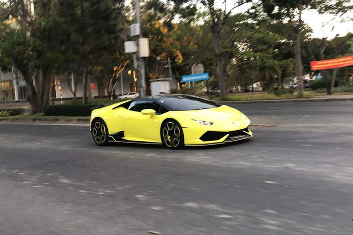 Một trong những yếu tố không thể không nhắc tới trên chiếc Huracan này chính là chiếc biển số ‘43A – 567.89’. Trước đó, một chiếc Rolls-Royce Wraith cũng từng xuất hiện với cặp biển kiểm soát này nhưng với đầu số ‘30A’ tại khu vực Hà Nội.