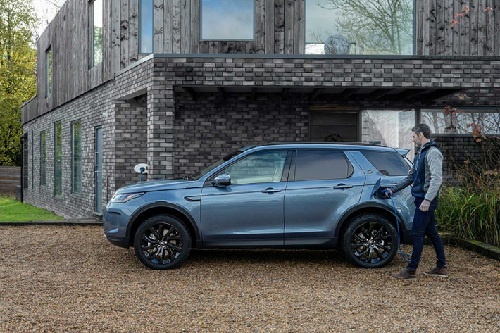 Land Rover trang bị cho hai mẫu xe này ba chế độ lái gồm Hybrid, EV và Save. Ở chế độ Hybrid tiêu chuẩn, động cơ đốt trong và động cơ điện sẽ hoạt động hài hòa và thích ứng với điều kiện vận hành của xe và mức năng lượng còn lại của pin.