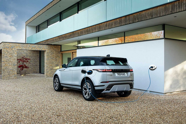 Land Rover công bố cả hai chiếc SUV này có thể sạc nhanh 80% dung lượng viên pin chỉ trong vòng nửa giờ thông qua cổng sạc nhanh 50 kW và 100 kw DC Rapid.