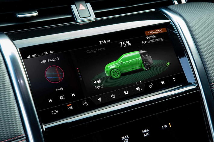 Cả hai chiếc xe này đều có thể đạt tốc độ 135 km/h ở chế độ sử dụng điện hoàn toàn. Ở chế độ này, Evoque có thể di chuyển quãng đường 66 km trước khi hết pin. Khi hoạt động ở chế độ thông thường, xe tiêu hao chỉ 1,4 lít nhiên liệu cho quãng đường 100 km và chỉ thải ra 32 g CO2 mỗi km. Với Discovery Sport, xe có thể chạy 62 km ở chế độ điện, tiêu hao 1,6 lít/100 km ở chế độ thông thường và có lượng phát thải 36 g CO2 mỗi km.