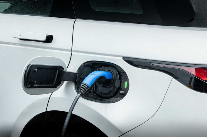 Sức mạnh này sẽ giúp Range Rover Evoque P300e mới tăng tốc lên 100 km/h trong 6,4 giây, con số này của Discovery Sport P300e sẽ là 6,6 giây.