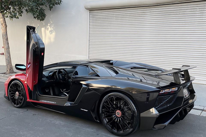 Không những là một ca sĩ tài năng với hàng loạt những ca khúc đình đám, Chris Brown chứng minh rằng anh còn là một tay chơi xe thực thụ. Ngoài chiếc Aventador SV Roadster, nam ca sĩ còn sở hữu hai “siêu bò” khác được độ với bộ bodykit đắt giá đến từ Liberty Walk Performance là Aventador SV và Huracan LP610-4.
