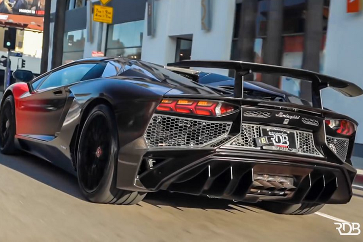 Tại thị trường Việt Nam, có 2 chiếc Aventador SV Roadster được mang về nước, chiếc màu vàng nhám hiện đang định cư tại Hà Nội, trong khi đó, chiếc còn lại sở hữu lớp sơn Blue Lemans vừa được bàn giao cho một người chơi xe tại Sài Gòn.