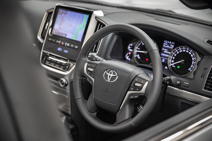 Land Cruiser Sahara Horizon sử dụng hệ dẫn động tất cả các bánh và hộp số tự động 6 cấp. SUV mới chỉ được phân phối tại thị trường Australia. Giá xe Toyota Land Cruiser Sahara Horizon là 86.335 USD.