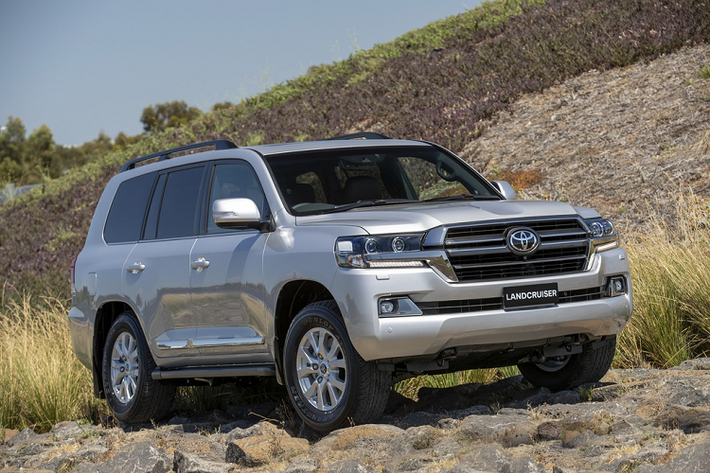 SUV Toyota Land Cruiser Sahara Horizon mới được phát triển từ bản cao cấp LC200 Sahara, nâng cấp ngoại thất với lưới tản nhiệt sơn đen và đèn pha tối màu. Nội thất cũng có một vài thay đối.
