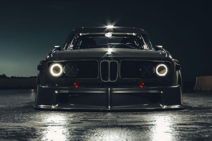 Bản độ BMW Batman được chế tạo dựa trên nguyên mẫu là chiếc BMW 3.0 CSL, một mẫu coupe từng thi đấu tại giải IMSA GT năm 1975. Là một mẫu xe cổ chính hiệu, BMW 3.0 CSL được sản xuất trong những năm 1972 và thuộc dòng E9 của BMW.
