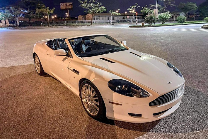 Mới đây, chiếc siêu xe Aston Martin DB9 Volante đã được một người yêu xe đến từ Hải Phòng cho xe ra biển số 15, đầu số của thành phố hoa phượng đỏ. Như vậy, chiếc xe Aston Martin DB9 Volante đã chính thức có "hộ khẩu" tại Hải Phòng sau gần 1 tháng được mang về đây.
