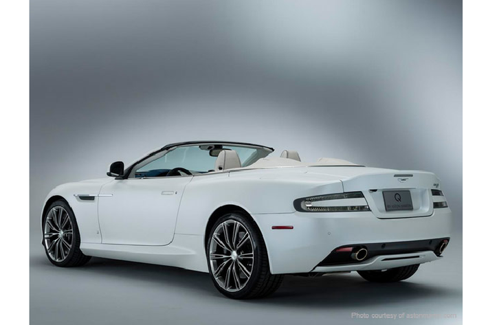 Siêu xe mui trần của Aston Martin DB9 có khả năng tăng tốc từ vị trí xuất phát lên 100 km/h chỉ trong khoảng thời gian 4,7 giây trước khi đạt vận tốc tối đa là 300 km/h. Đối thủ của siêu xe mui trần Aston Martin DB9 Volante là hai cái tên lừng danh như Ferrari F430 Spider, Lamborghini Gallardo Spyder.