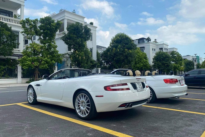 Hiện không rõ số tiền mà doanh nhân Hải Phòng đã chi ra để sở hữu Aston Martin DB9 Volante màu trắng này, chỉ biết rằng, giá xe Aston Martin tại Việt Nam dành cho phiên bản DB9 Volante đã qua sử dụng hơn 3,5 tỷ đồng. Còn bảng giá tính lệ phí trước bạ của Bộ Tài Chính đưa ra cho dòng xe Aston Martin DB9 Volante hơn 21 tỷ đồng.