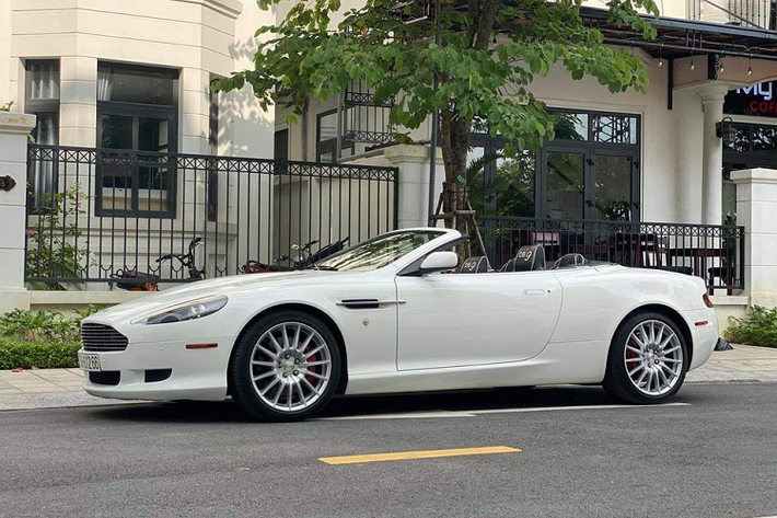 Ngoài chiếc siêu xe mui trần Aston Martin DB9 Volante màu trắng mới ra biển số của Hải Phòng, các đại gia Việt còn đang sở hữu khoảng 3 chiếc Aston Martin DB9 Volante khác với các màu như xanh dương, vàng cát và đỏ mận.