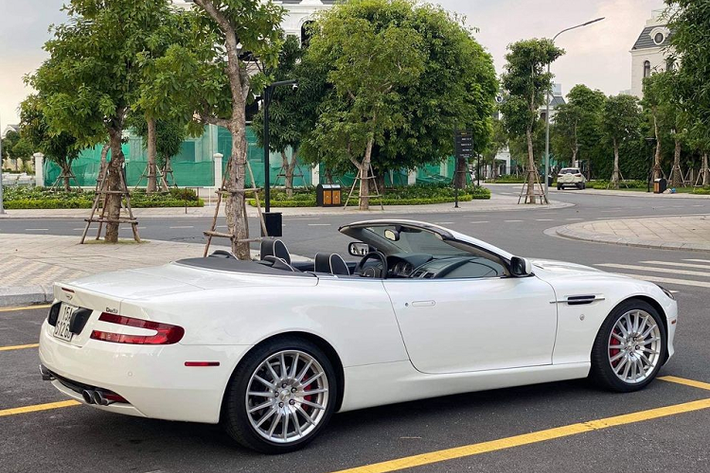Số lượng dòng xe Aston Martin DB9 tại Việt Nam chỉ đếm trên đầu ngón tay và chiếc mới về Hải Phòng định cư còn đặc biệt hơn khi từng nằm trong bộ sưu tập xe của Chủ tịch Trung Nguyên, ông Đặng Lê Nguyên Vũ.