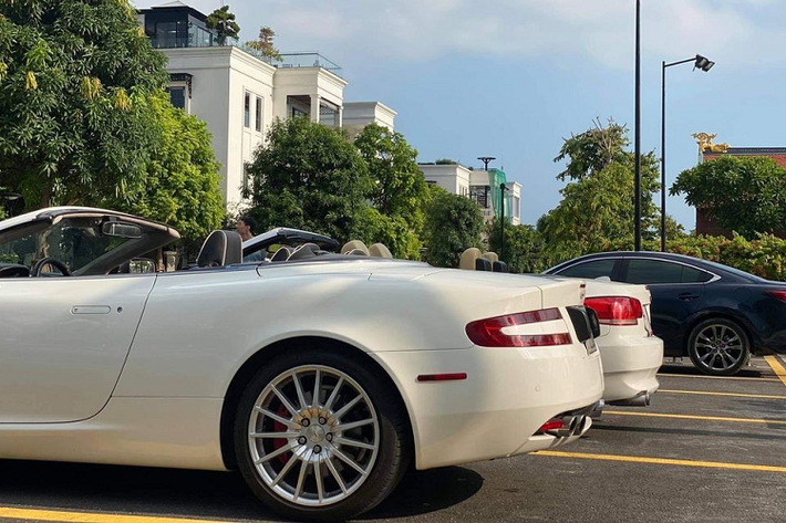 Aston Martin DB9 Volante vừa là phiên bản mui mềm đồng thời là anh em song sinh với chiếc DB9 Coupe. Tuy nhiên, DB9 Volante đắt hơn khoảng 13.500 đô la so với bản Coupe lúc ra mắt. Cụ thể, Aston Martin DB9 Volante có giá xuất xưởng tại Mỹ là 185.000 đô la.Động cơ trên siêu xe Aston Martin DB9 Volante được thửa từ V12, dung tích 6.0 lít của mẫu xe Vanquish đời đầu. "Trái tim" này sản sinh ra công suất tối đa 510 mã lực và mô men xoắn cực đại 620 Nm.